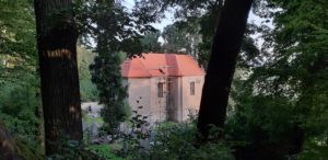 Tento kostel má otevřené dveře.